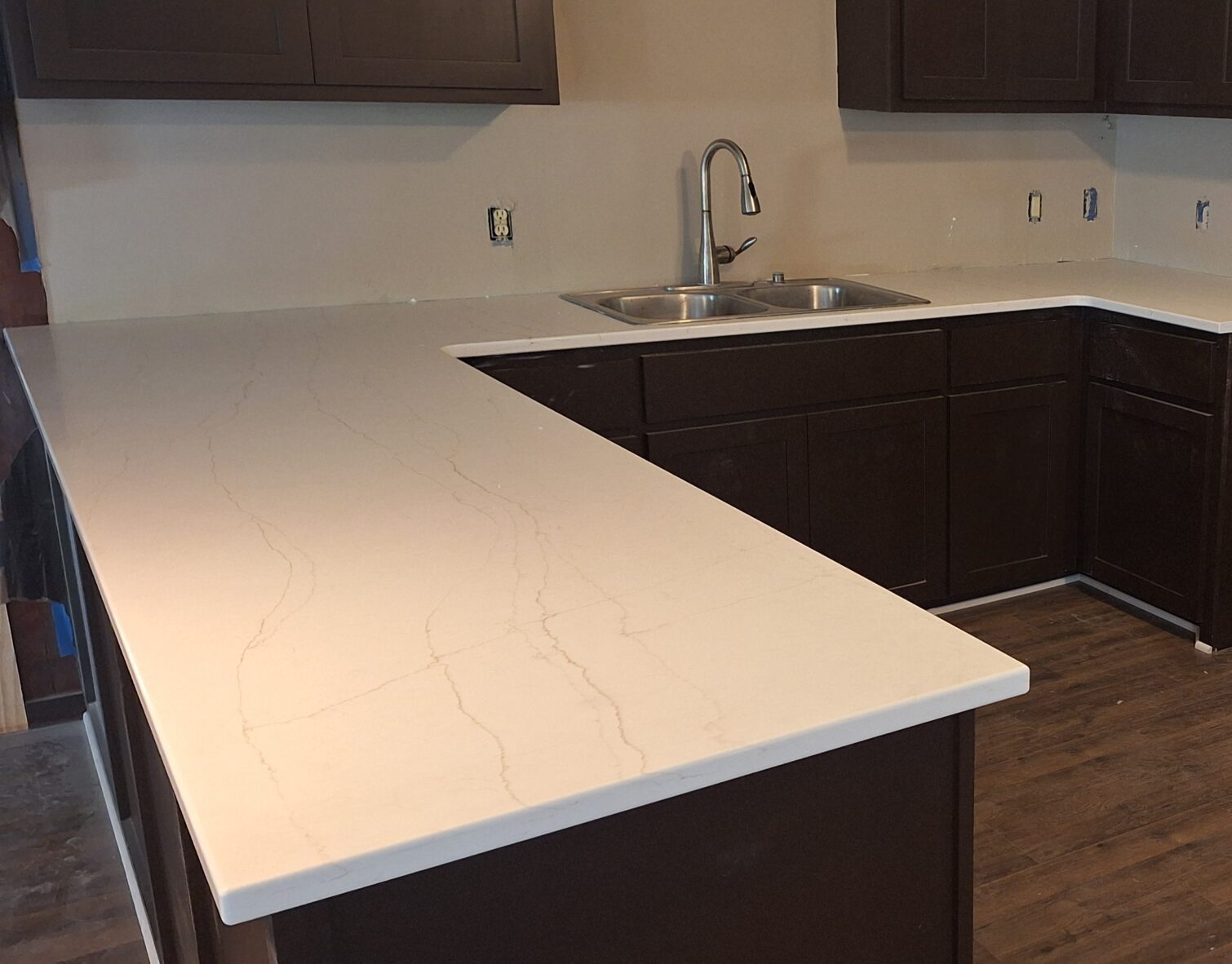 whit marbled quartz kitchen countertops