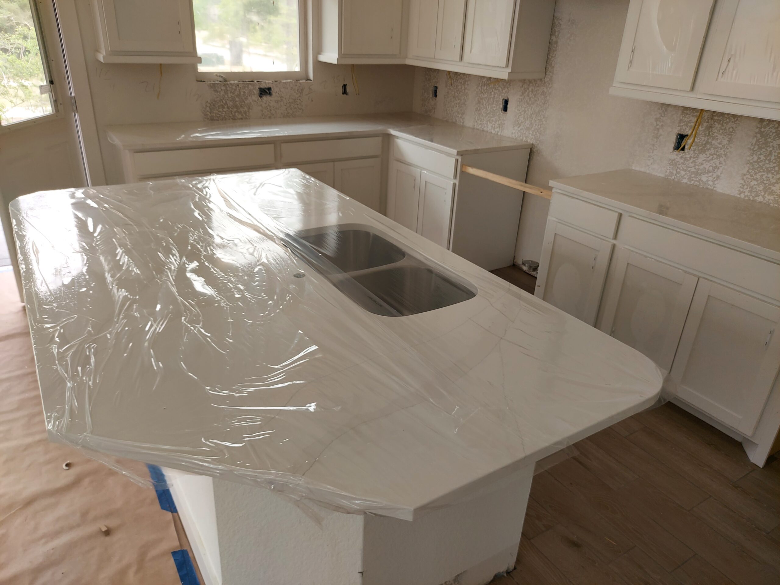 transitional blended kitchen with quartz island