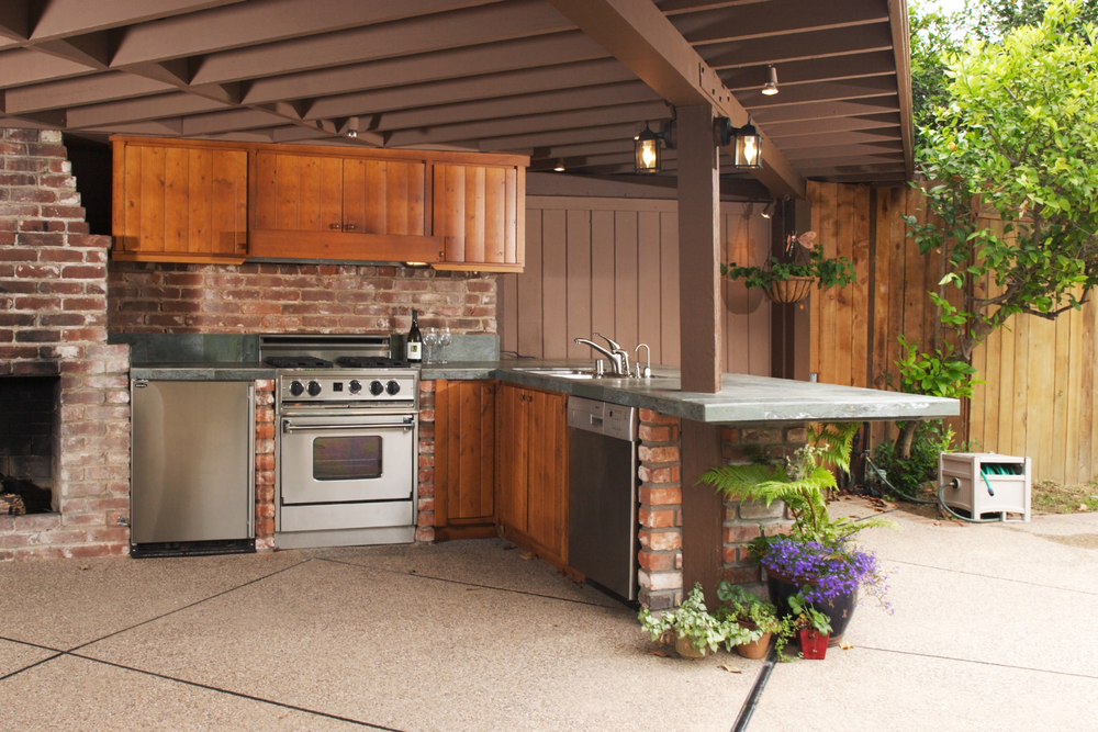 Outdoor modern kitchen that has been freshly remodeled.
