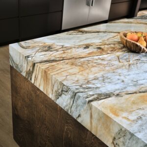 Close up on the corner of a Teracanto porcelain island in the shade Asgard by LX Hausys.