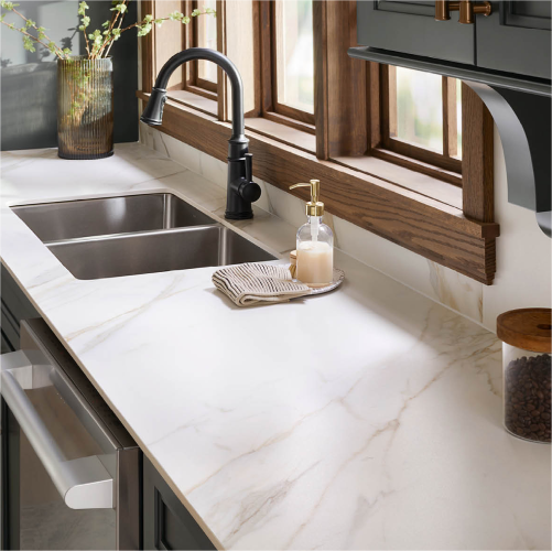 Close up of a kitchen's porcelain countertop in the Teracanto style Calacatta Gold by LX Hausys.