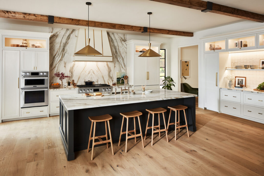 Luxurious kitchen with Teracanto by LX Hausys porcelain countertops and backsplash in the style Calacatta Extreme.