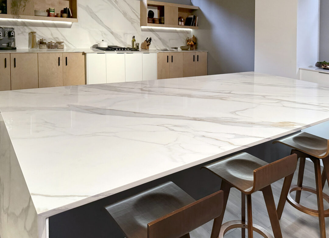 A custom kitchen island installed with Teracanto porcelain by LX Hausys in the style Calacatta Gold.
