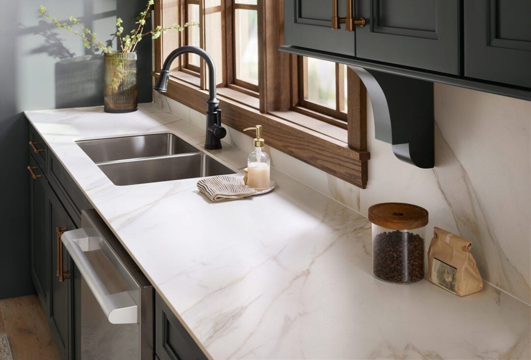 Photo of a kitchen countertop installed with Teracanto porcelain by LX Hausys in the stone Calacatta Gold Satin.