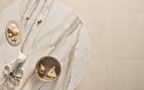 A round table made of Teracanto porcelain by LX Hausys in the style Calacatta Extreme